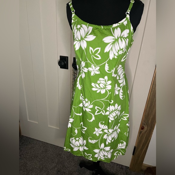 Hilo Hattie Dresses & Skirts - Hilo Hattie Green White Hawaiian Print Floral Midi Dress Summer Beach Vacation